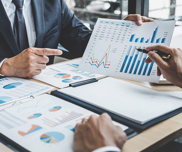 dos-ejecutivos-discutiendo-crecimiento-empresa-exito-proyecto-estadisticas-financieras.jpg dos-ejecutivos-discutiendo-crecimiento-empresa-exito-proyecto-estadisticas-financieras.jpg