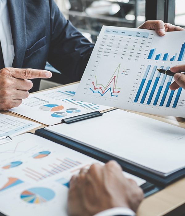 dos-ejecutivos-discutiendo-crecimiento-empresa-exito-proyecto-estadisticas-financieras.jpg dos-ejecutivos-discutiendo-crecimiento-empresa-exito-proyecto-estadisticas-financieras.jpg